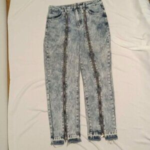 Faded jeans with a loose fit around the thighs 80s style with decorative zippers